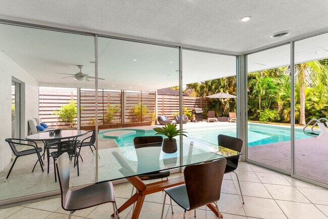 Foto del edificio - Fabulous 3 bed/ 2 bath Pool Home in South Sarasota ~ Coming March!