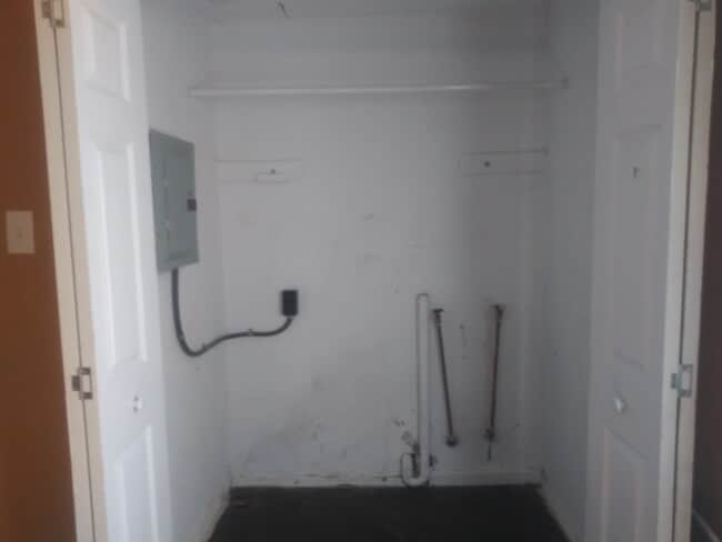 Building Photo - Cute and affordable 2/1 Large master WATER...
