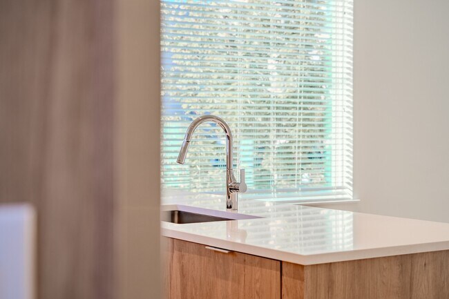 Foto del edificio - Stunning Modern Townhomes Newer Construction :: Henderson & Greenville Ave area