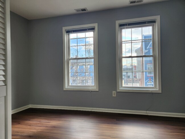 Foto del edificio - 329 Elm St NW