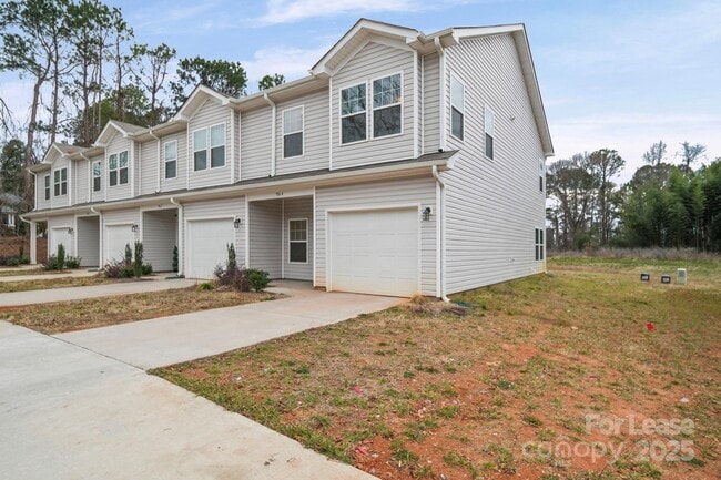 Building Photo - 916 S Battleground Ave