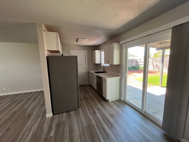 Building Photo - Remodeled cozy home in North Redding!