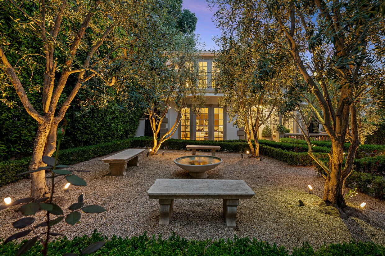Primary Photo - 916 San Vicente Blvd