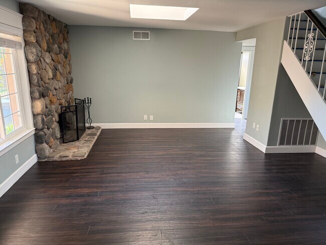 Building Photo - 486 Waskow Dr