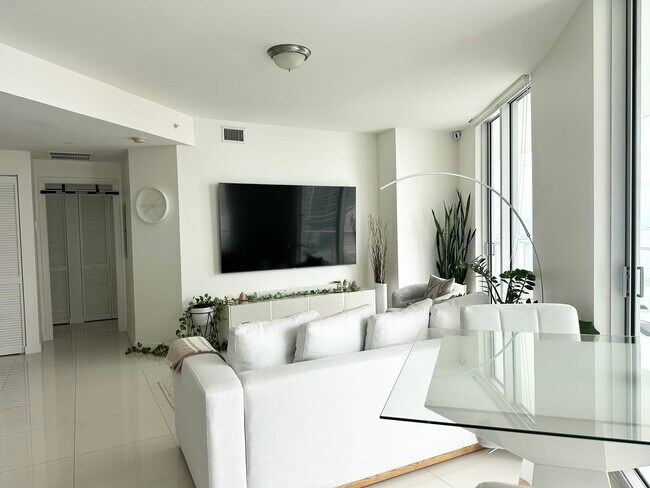 Building Photo - 300 S Biscayne Blvd