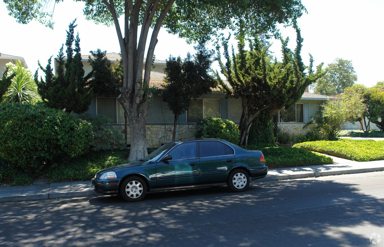 Foto principal - 851 Burbank Dr