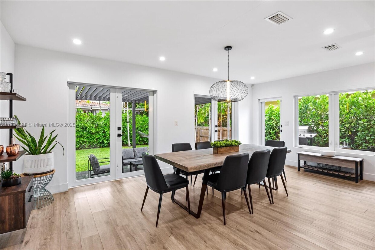 Foto principal - 9008 Emerson Ave