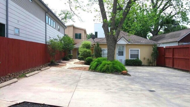 Foto del edificio - 870 E 25th St