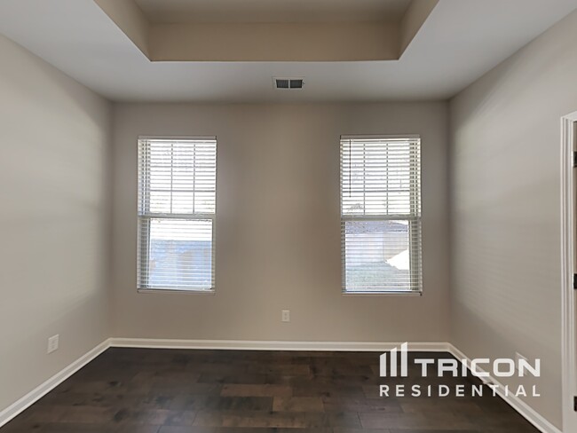 Building Photo - 460 Clematis Court