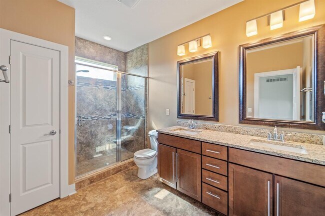 Baño principal - 916 NE Silkwood St
