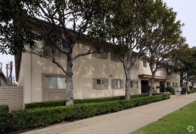 Primary Photo - Mardi Gras Apartments