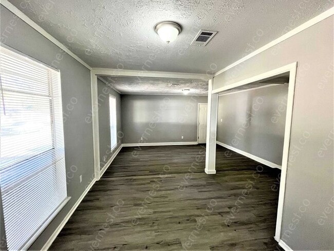 Building Photo - 157 E Woodcrest Dr