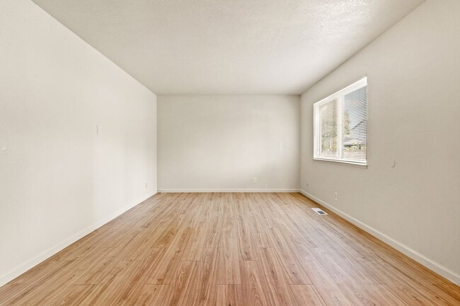 Building Photo - Large 3BD Townhome Style Apartment w/ Brand New Flooring in Hayward