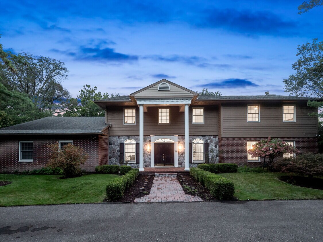 7460 Parkstone Ln, Bloomfield Hills, MI 48301 House Rental in