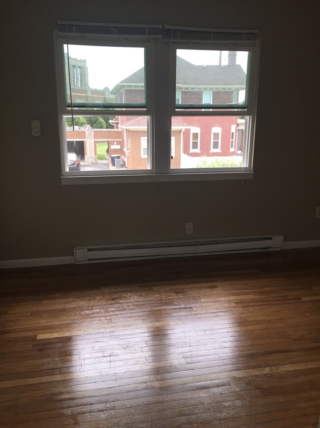 HARDWOOD FLOORS IN BEDROOMS - 89 N 16th Ave