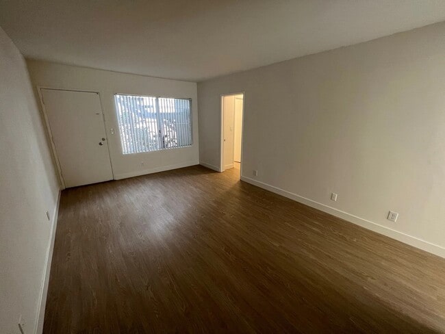 Foto del edificio - 12714 Matteson Ave