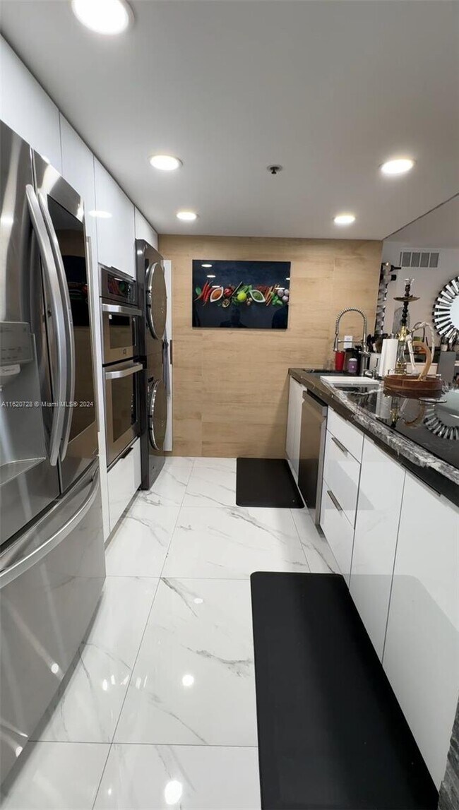 Foto del edificio - 7601 E Treasure Dr