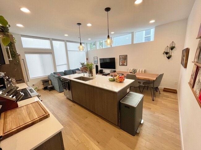 Building Photo - Modern 3 bed Townhome with View of Puget S...