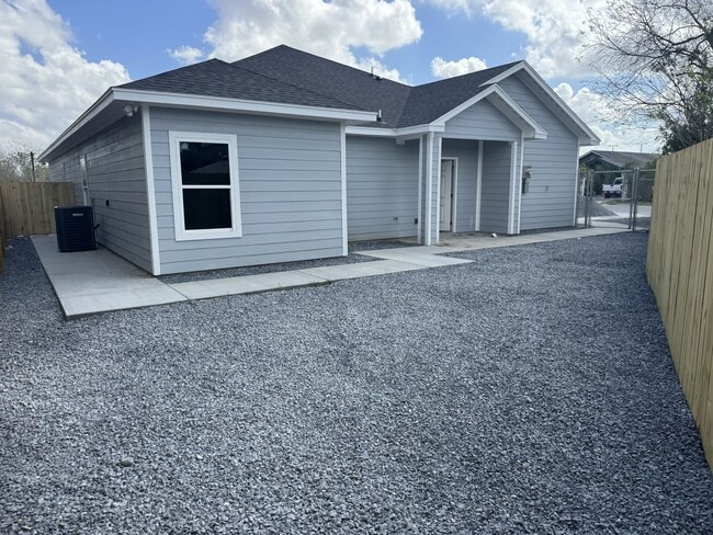 BACKYARD - 3015 Impala Dr