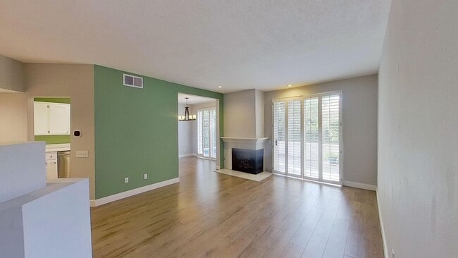 Building Photo - Must See 2 Bedroom 2.5 Bathroom Condo in L...