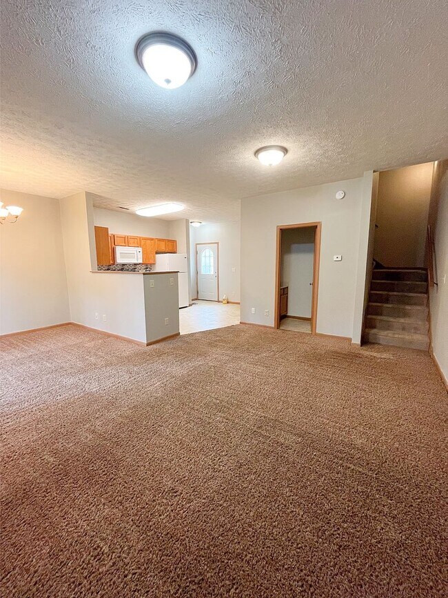 Building Photo - 3 Bedroom 3.5 Bath Townhouse