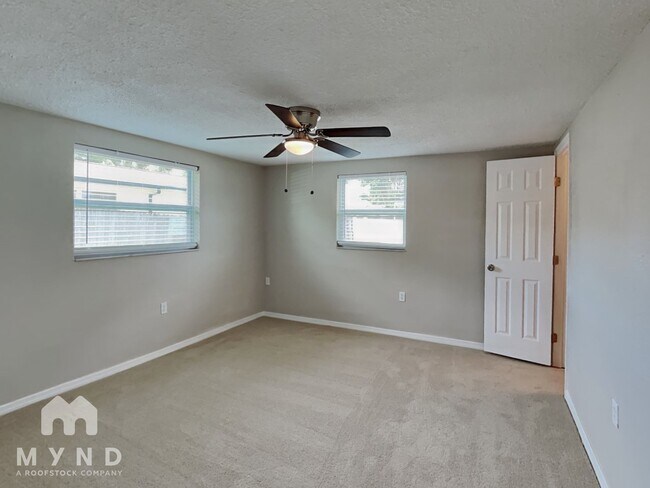 Foto del edificio - 9724 Lakeside Ln