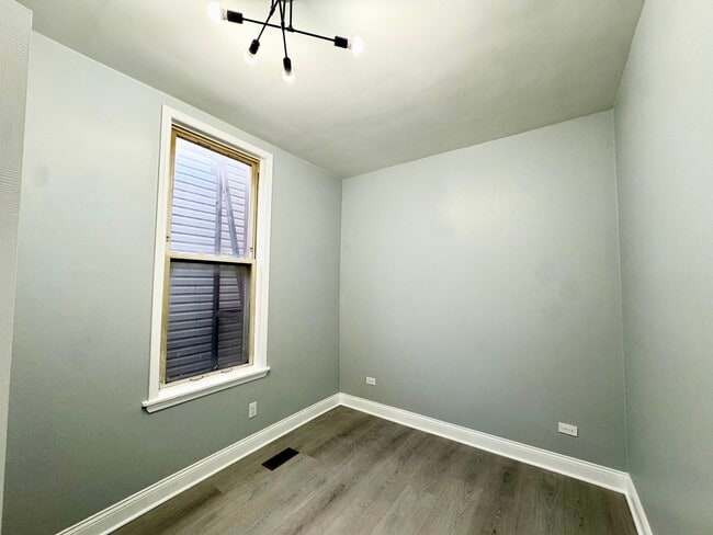 Building Photo - 1317 W 31st St