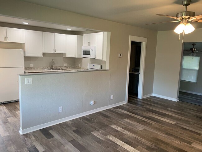 Foto del edificio - FULLY REMODELED Large 4/2, Close to Enloe and Chico State