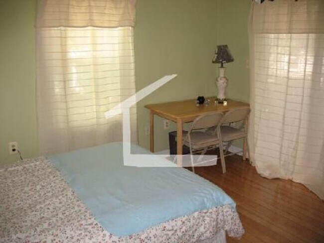 Building Photo - Beautiful 5 Bed 3 Bath available Now