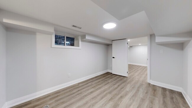 Photo du bâtiment - 253 Oakwood Av