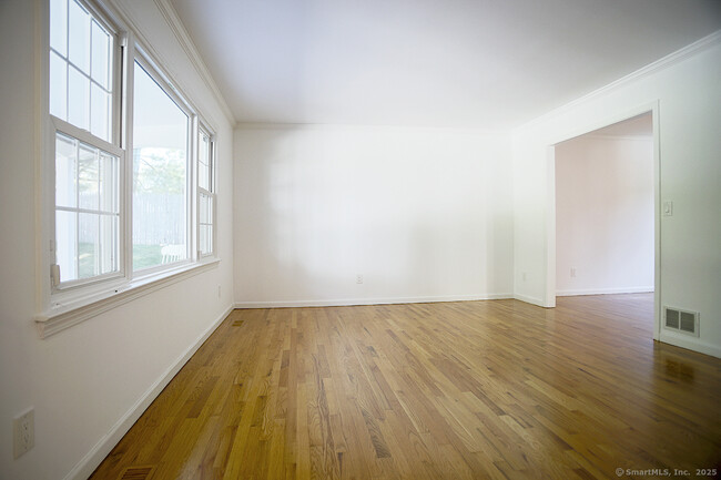 Foto del edificio - 11 Maple Ave N