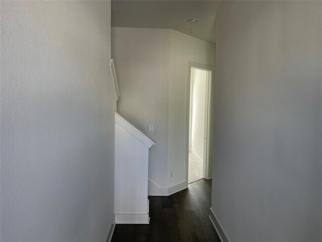 Foto del edificio - 2050 Lohmans Spur Rd