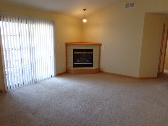 Foto del edificio - Very nice newer Condo with 1 stall garage