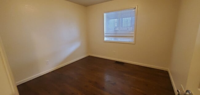 Foto del edificio - 4 bed, 2 Bath, 1100 SF with washer/dryer hookups, large, fenced yard and garage.