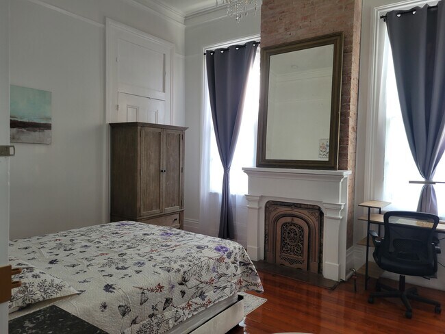 Dormitorio #1 - Cama tamaño queen - 1220 Harmony St