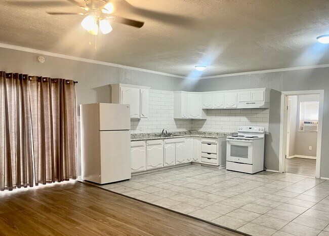Building Photo - RE 710 12th Street