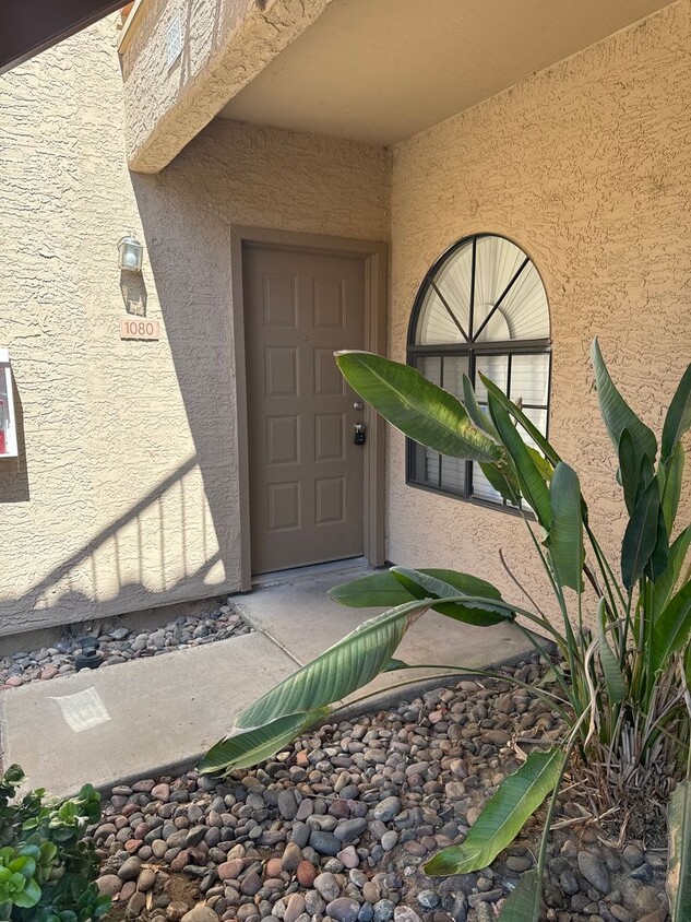 Building Photo - 930 N Mesa Dr