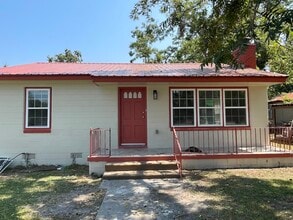 Building Photo - 803 S Oak St