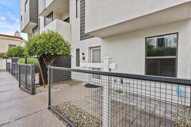 Foto del edificio - 325 E Coronado Rd