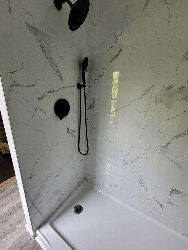 Duchas con azulejos - 437 Willis St