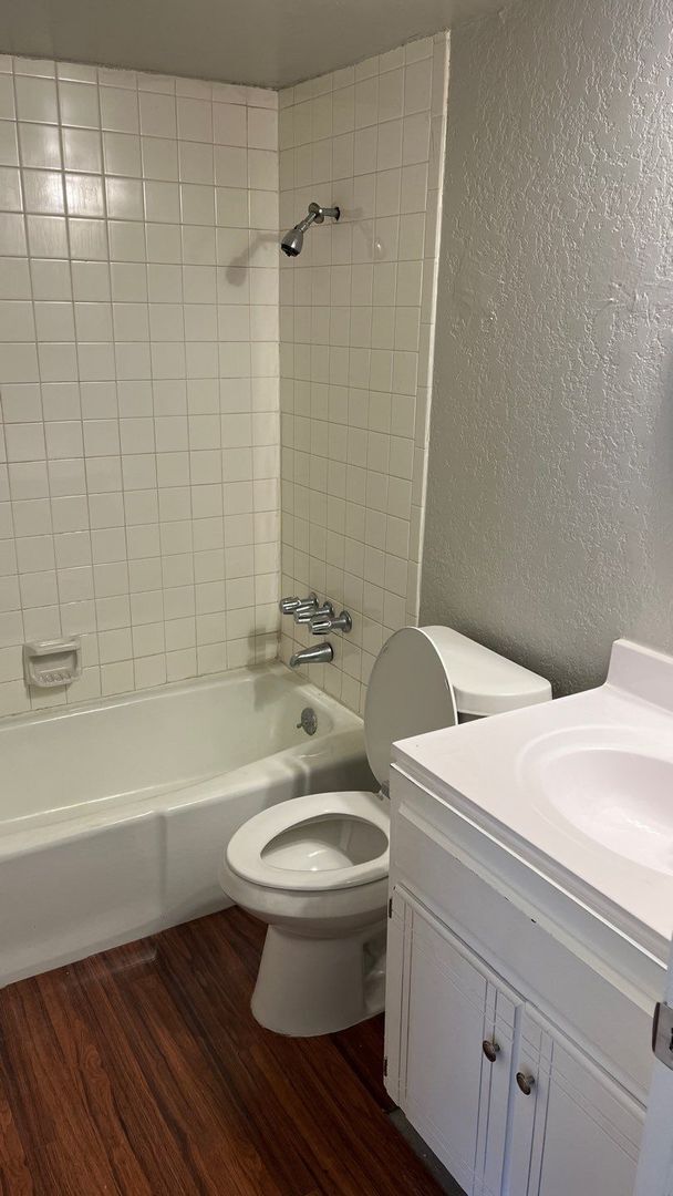 Building Photo - 2 bedroom, 2 bath duplex with a 2 car gara...