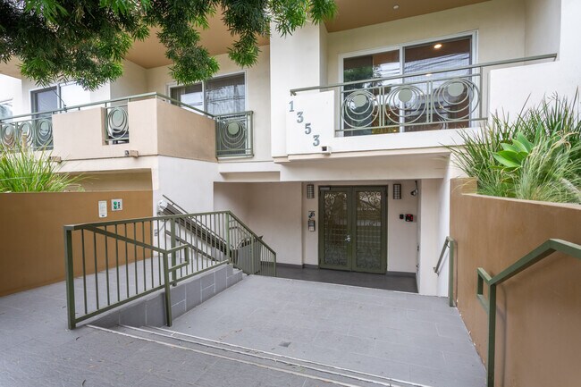 Foto del edificio - 1353 N Fuller Ave