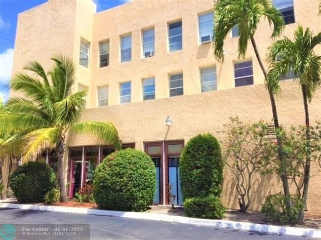 Building Photo - 2716 S Dixie Hwy