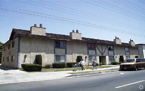Building Photo - 13553 Vanowen St