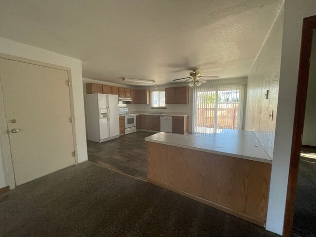 Building Photo - Cute duplex with 2 bedroom, 1 bath, 1 car ...