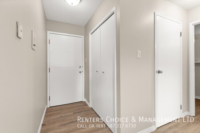 Photo du bâtiment - Main Floor Condo, No Stairs, Gas and Water...