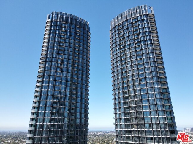 Building Photo - 211 Elm Ct