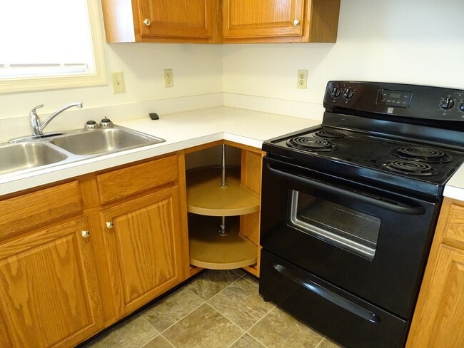 Building Photo - 822 Woodridge Dr