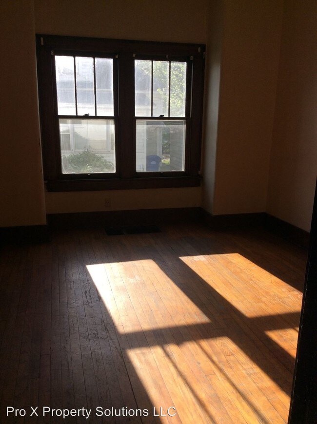 Building Photo - 3 br, 1.5 bath House - 205 E. Quincy