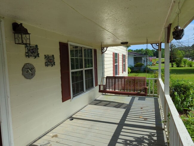 Building Photo - Chickamauga House Available